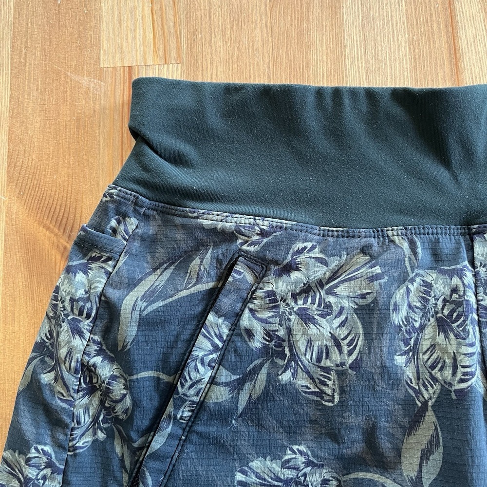 Athleta Trekkie North Printed Shorts Women's 4 Ripstop Stretch Waist Zip Pockets - Picture 2 of 16